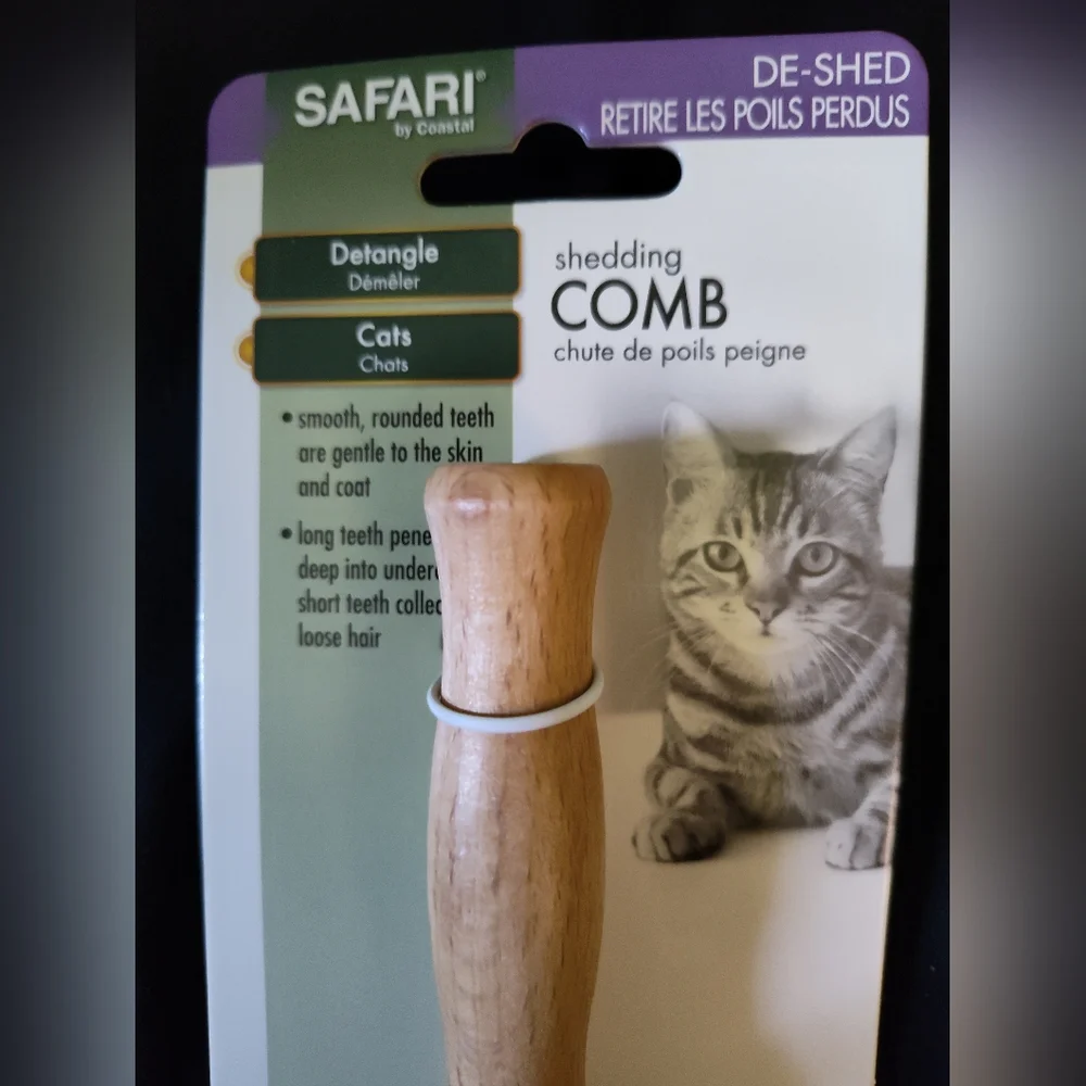 Safari Shedding Comb for Cats - Natural Wood Handle